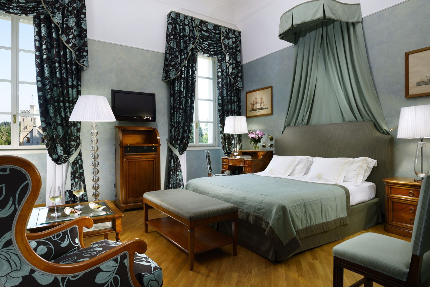 Exclusive use of a historic castle / 5*hotel   - Lake Maggiore - Italy