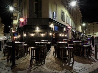 Spacious Pub in Cannes for Events Near the Croisette