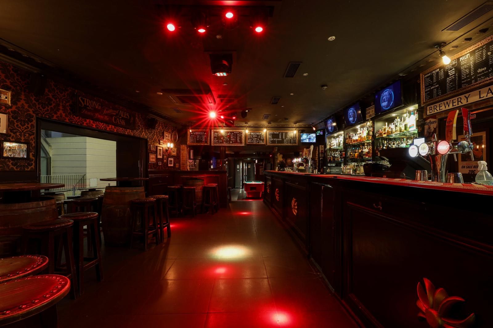 Spacious Pub in Cannes for Events Near the Croisette