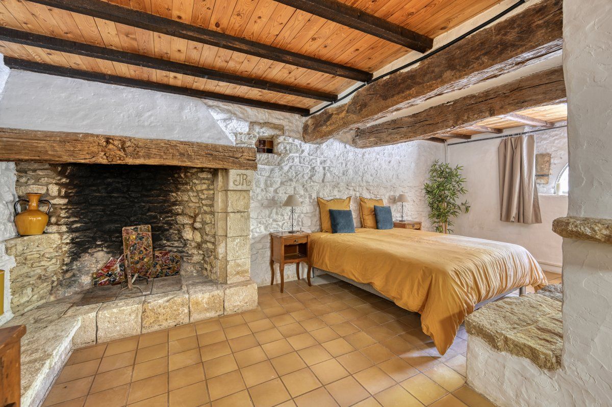 Luberon Estate: Terraced Gardens with Pool & Mountain Views
