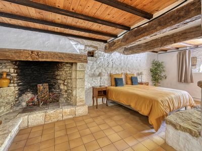 Domaine du Luberon : Jardins en Terrasses avec Piscine et Vues Montagneuses