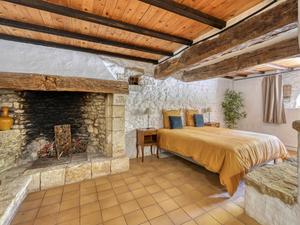 Luberon Estate: Terraced Gardens with Pool & Mountain Views