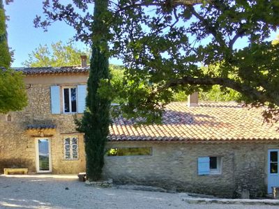 Domaine du Luberon : Jardins en Terrasses avec Piscine et Vues Montagneuses