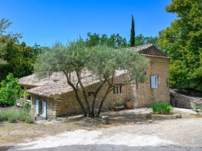Domaine du Luberon : Jardins en Terrasses avec Piscine et Vues Montagneuses