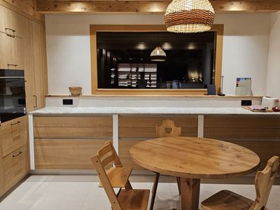 Bright, modern chalet at the foot of the pistes