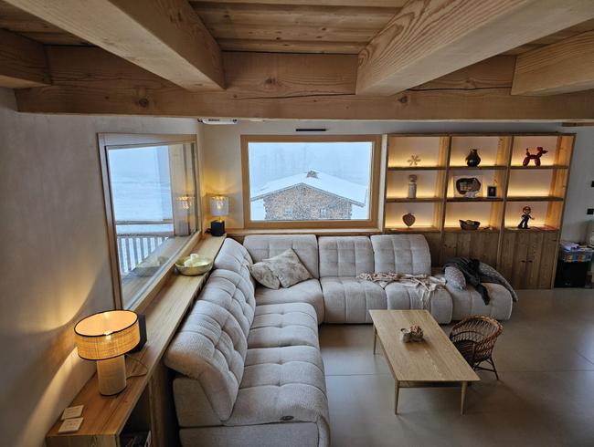 Bright, modern chalet at the foot of the pistes