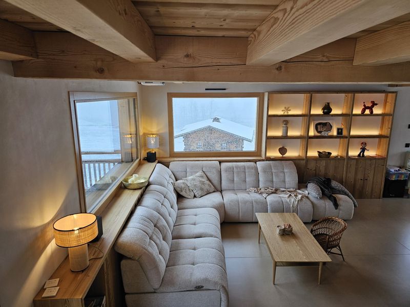 Bright, modern chalet at the foot of the pistes