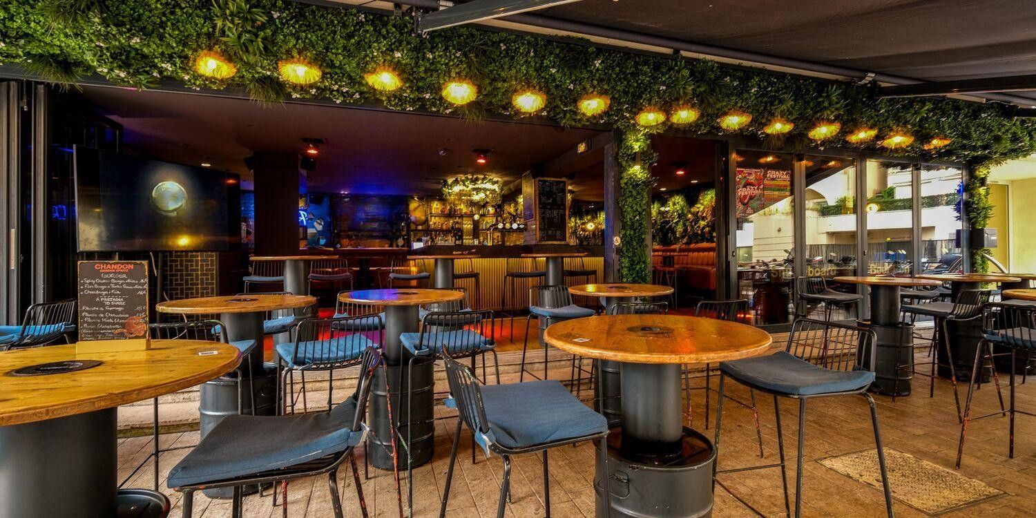 Stylish Cannes Bar with Terrace for Parties & Events