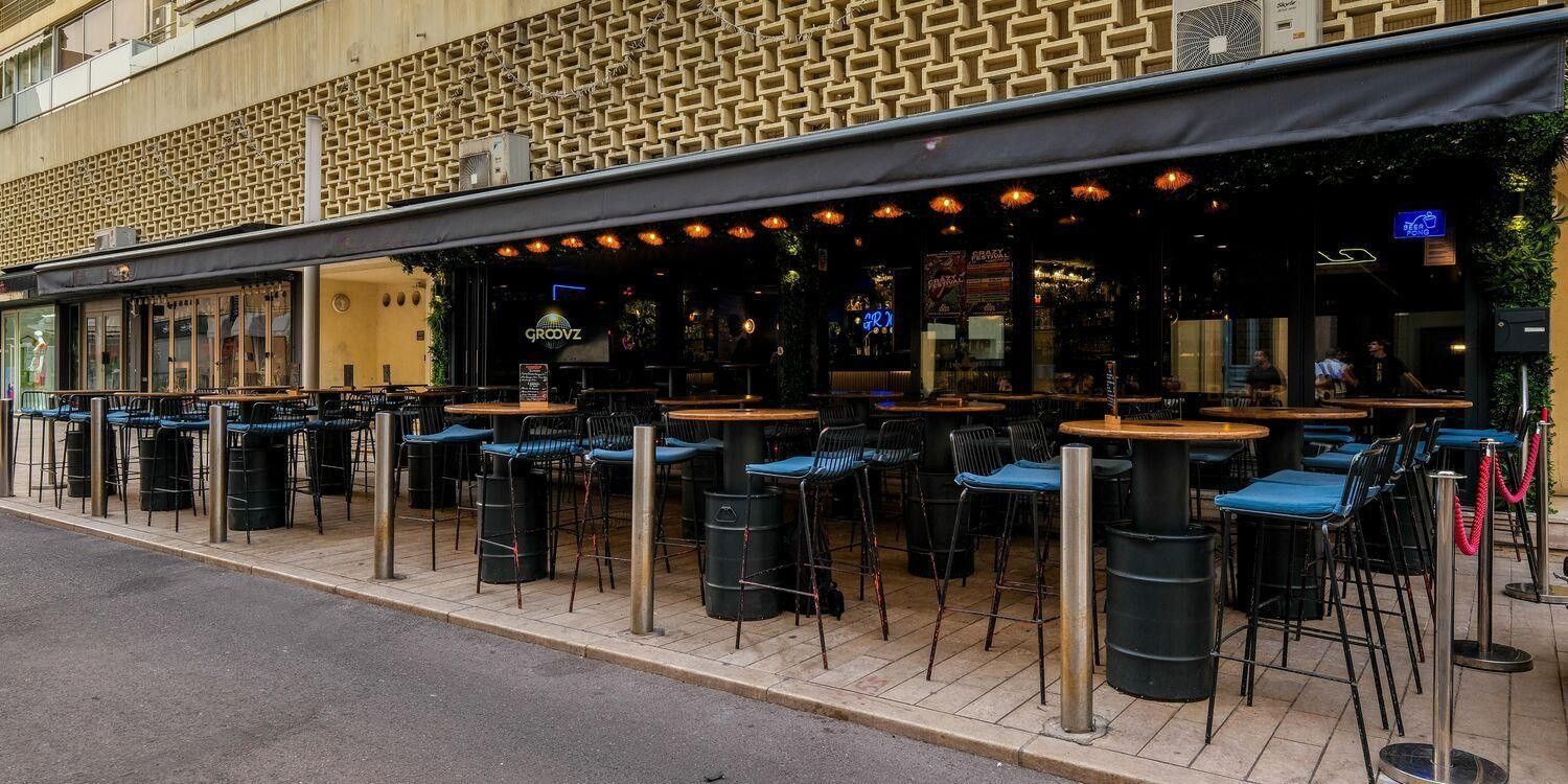 Stylish Cannes Bar with Terrace for Parties & Events