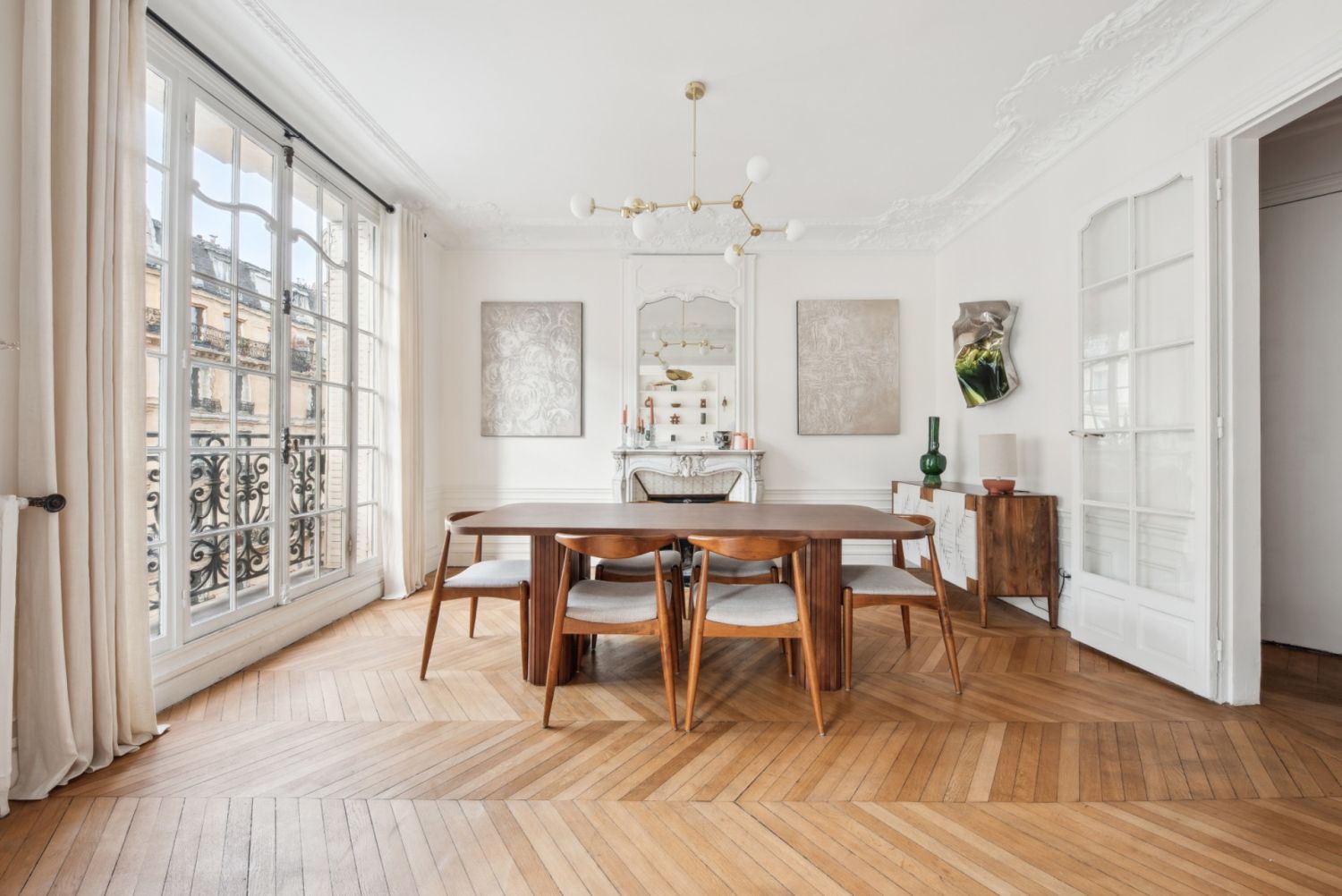 Elegant Parisian Living Room Venue with Natural Light & High Ceilings