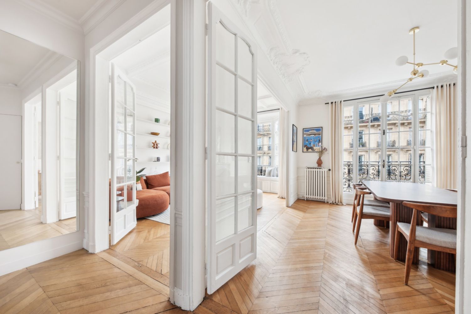 Elegant Parisian Living Room Venue with Natural Light & High Ceilings