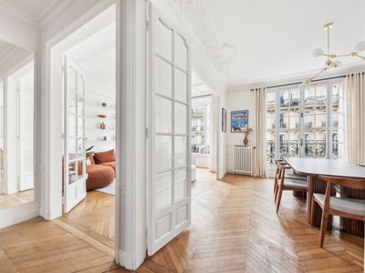 Elegant Parisian Living Room Venue with Natural Light & High Ceilings