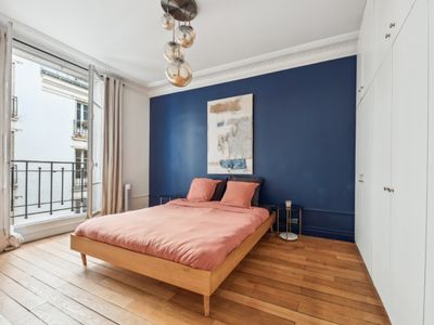 Elegant Parisian Living Room Venue with Natural Light & High Ceilings