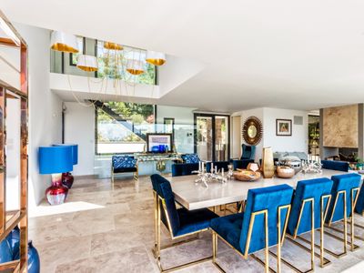  Contemporary villa with breathtaking views