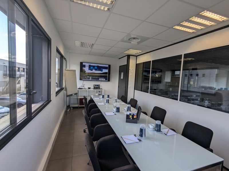 Bright Meeting Room for 8-10 People in Éguilles