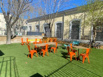 Salle de réunion équipée et lumineuse