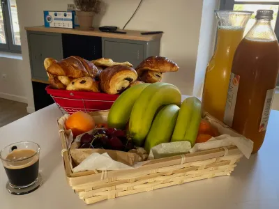 Salle de réunion équipée et lumineuse