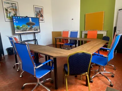 Salle de réunion équipée et lumineuse