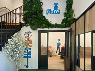 Salle de réunion équipée et lumineuse