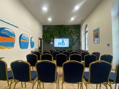 Salle de réunion équipée et lumineuse