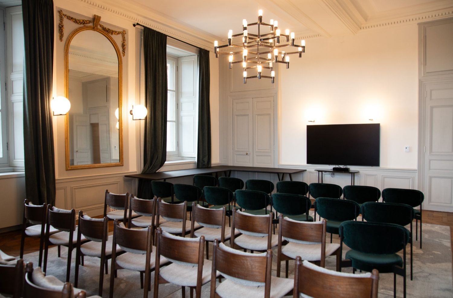 Espace de Coworking Prestigieux à l'Hôtel de la Marine avec Vue sur la Tour Eiffel