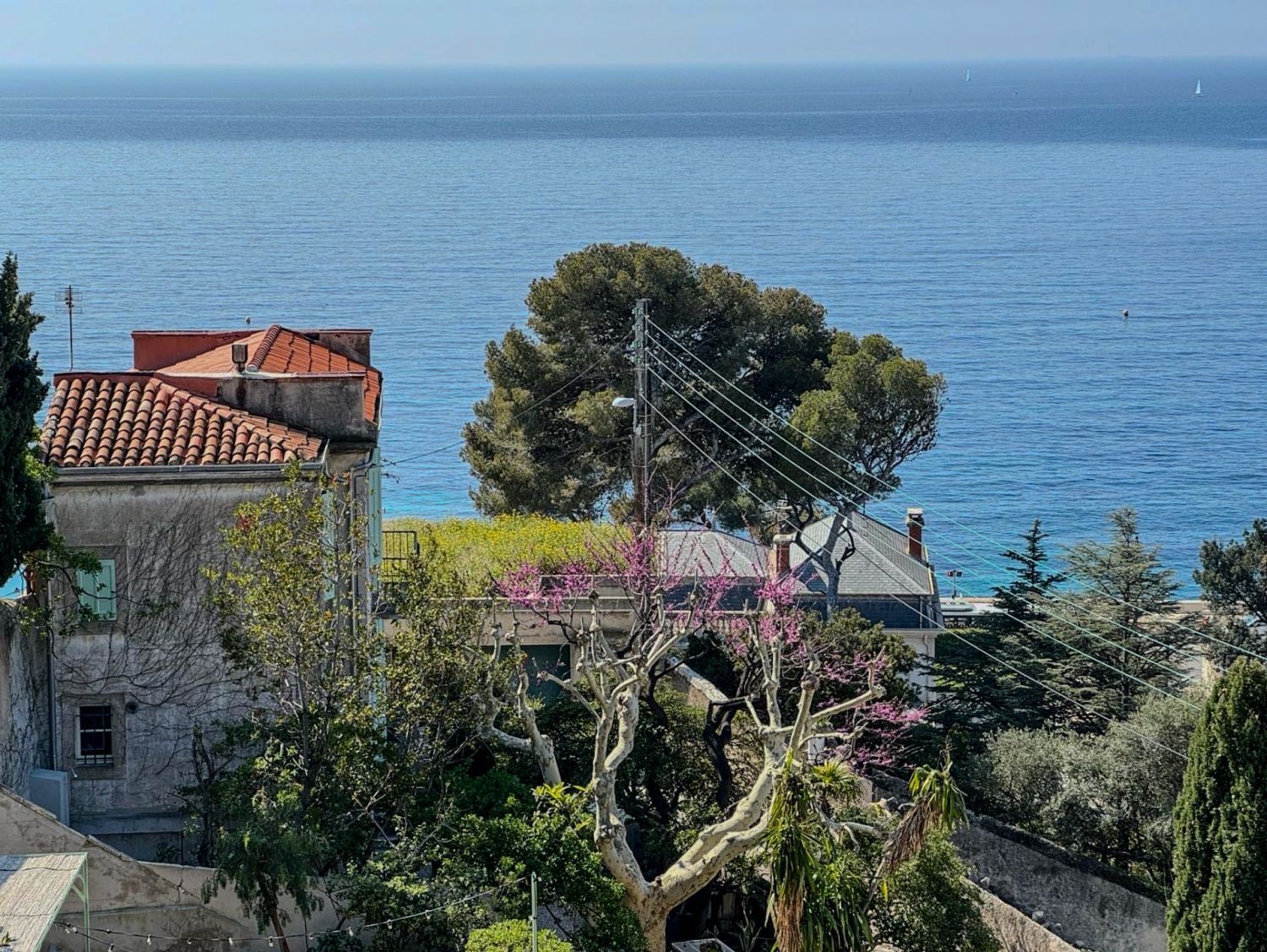 Atypical villa on the Corniche Kennedy 100 meters from the sea