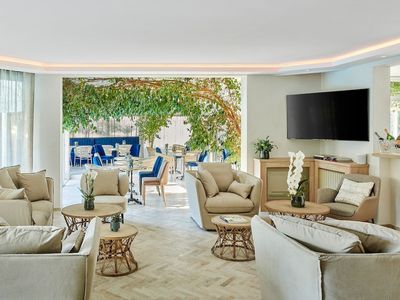 Customizable Event Spaces in Cannes with Pool & Veranda