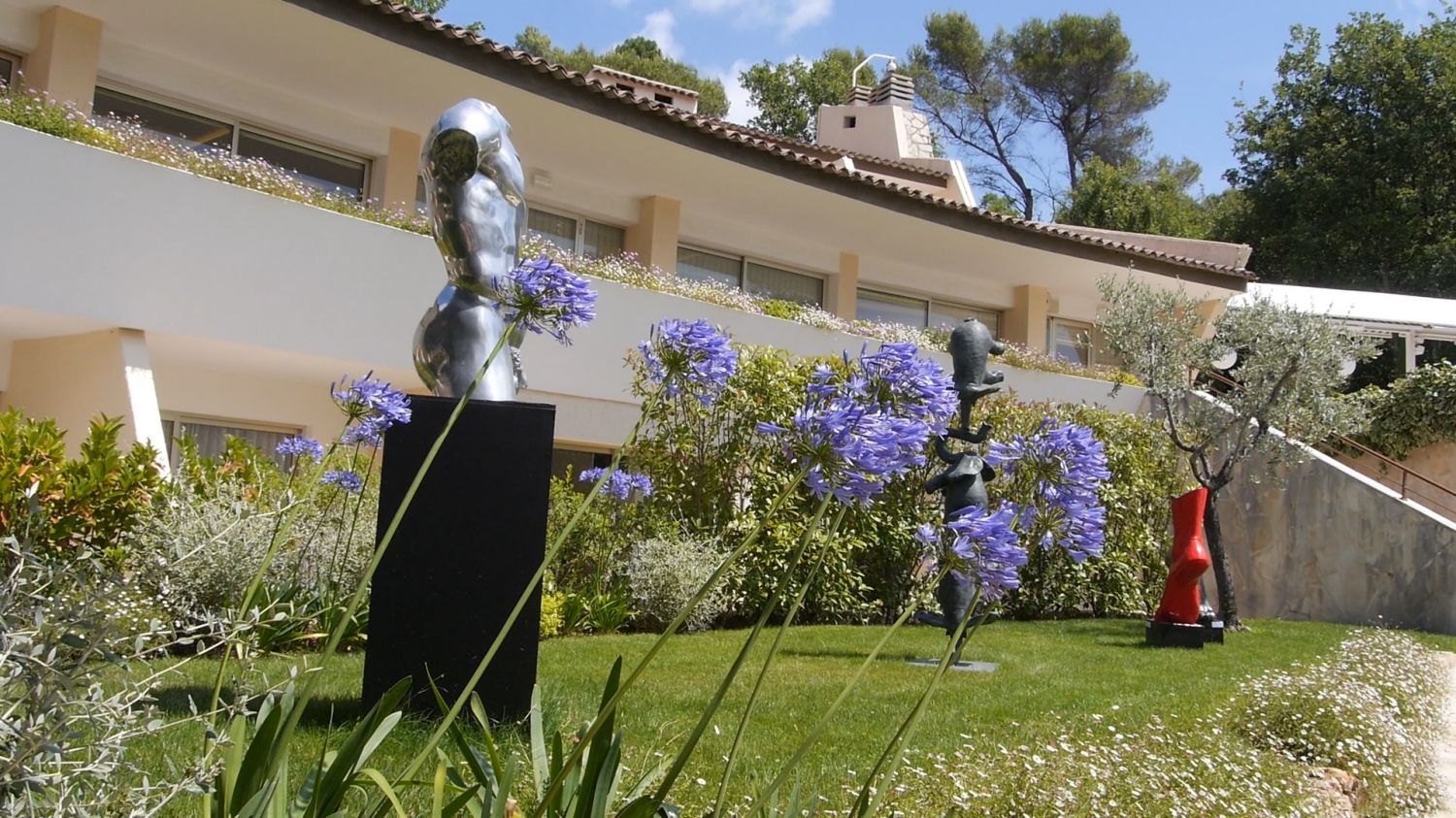 Pop Art Hotel located in a green setting