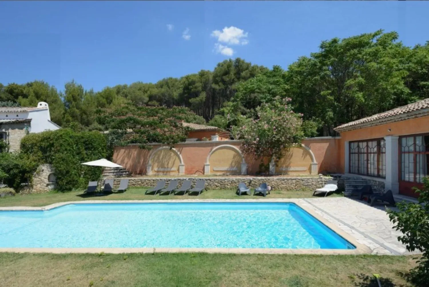 Mas Provençal and its outbuildings
