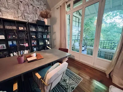 Atypical 450 m² house in the heart of 1500 m² of greenery