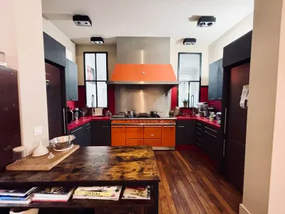 Atypical 450 m² house in the heart of 1500 m² of greenery