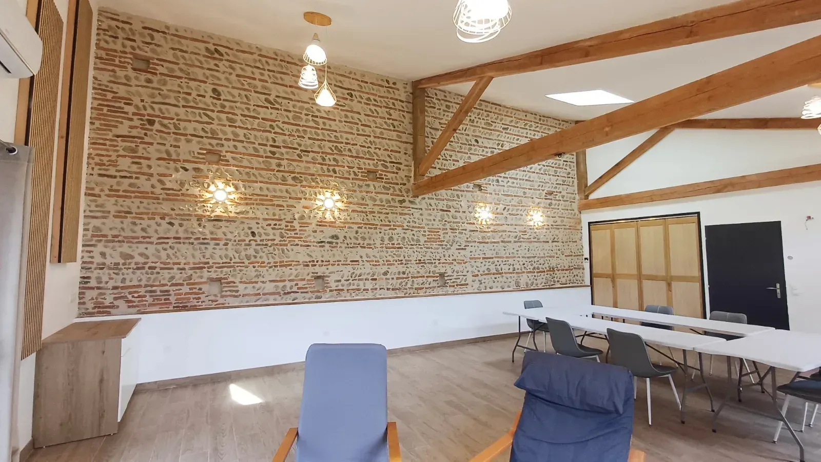 Salle de Réception Spacieuse et Salle de Réunion dans Ferme Rénovée