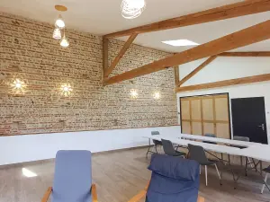 Salle de Réception Spacieuse et Salle de Réunion dans Ferme Rénovée