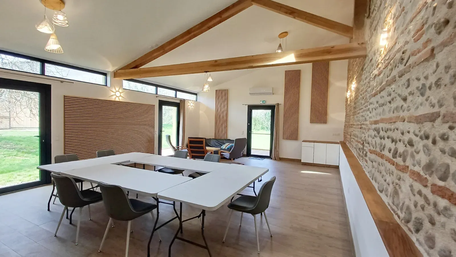 Salle de Réception Spacieuse et Salle de Réunion dans Ferme Rénovée