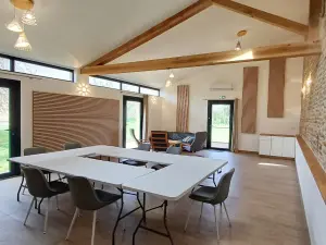 Salle de Réception Spacieuse et Salle de Réunion dans Ferme Rénovée