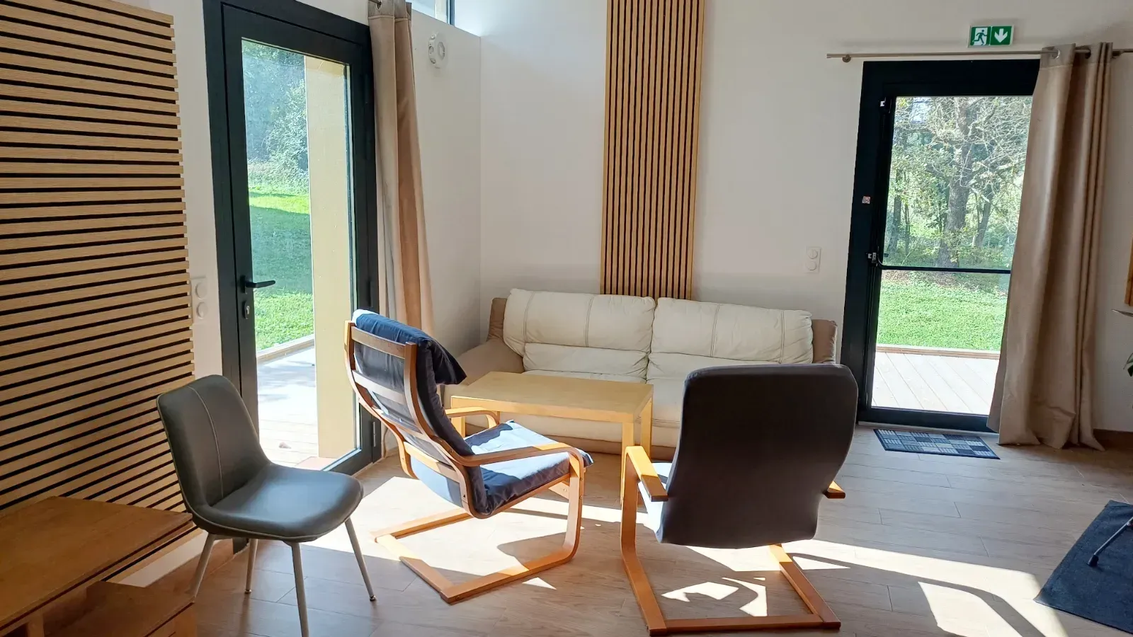 Salle de Réception Spacieuse et Salle de Réunion dans Ferme Rénovée