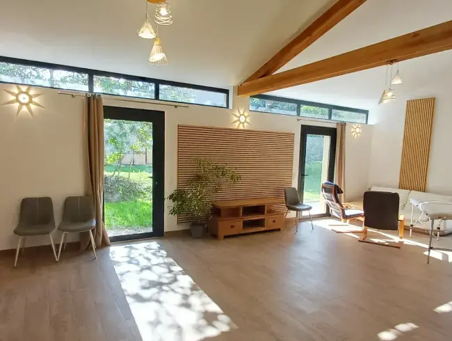 Salle de Réception Spacieuse et Salle de Réunion dans Ferme Rénovée