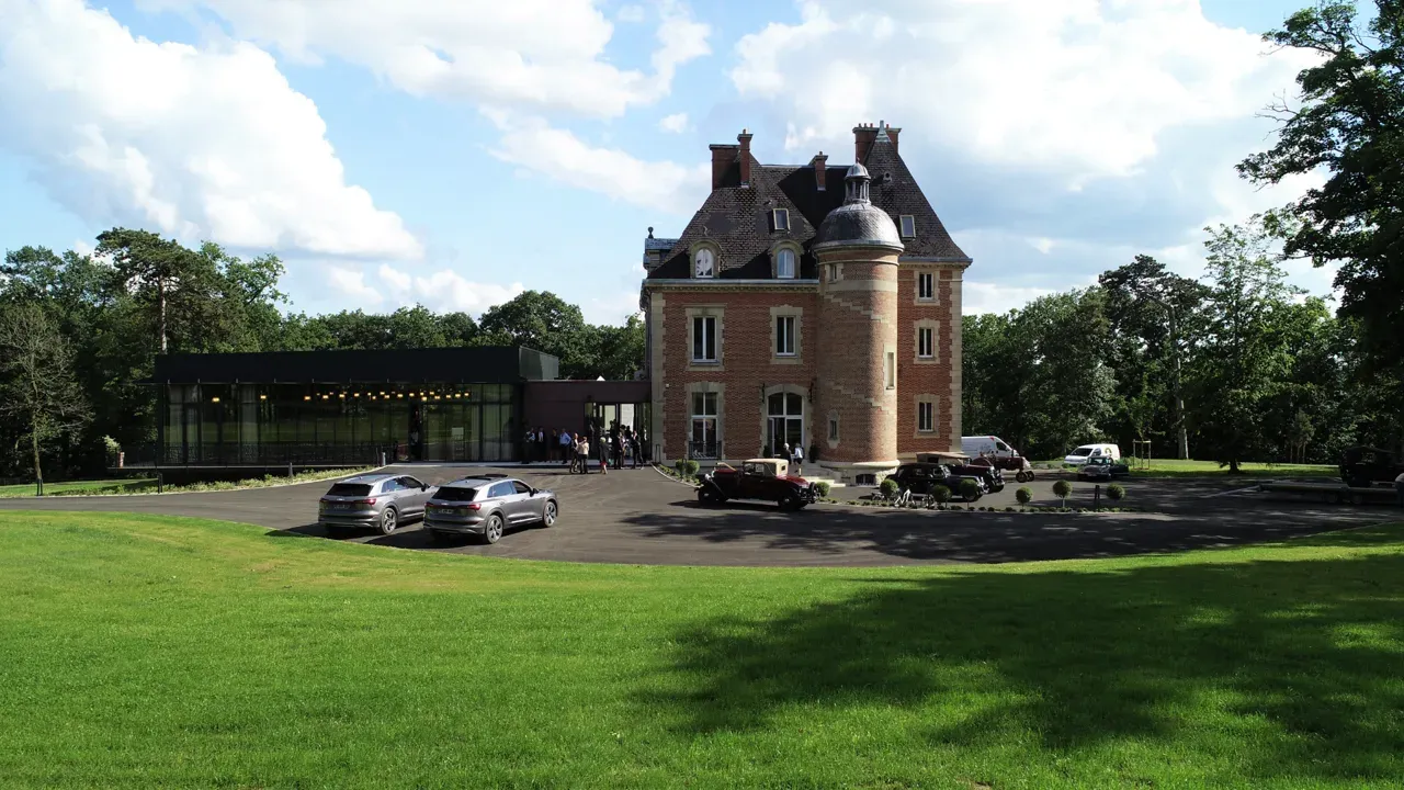 A small, fully-equipped green setting for your events!