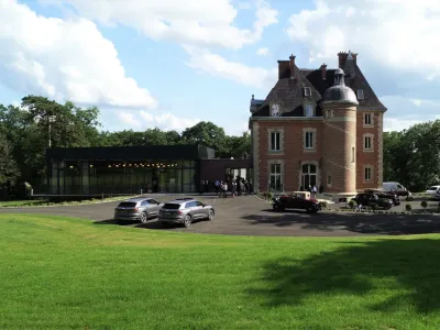 A small, fully-equipped green setting for your events!