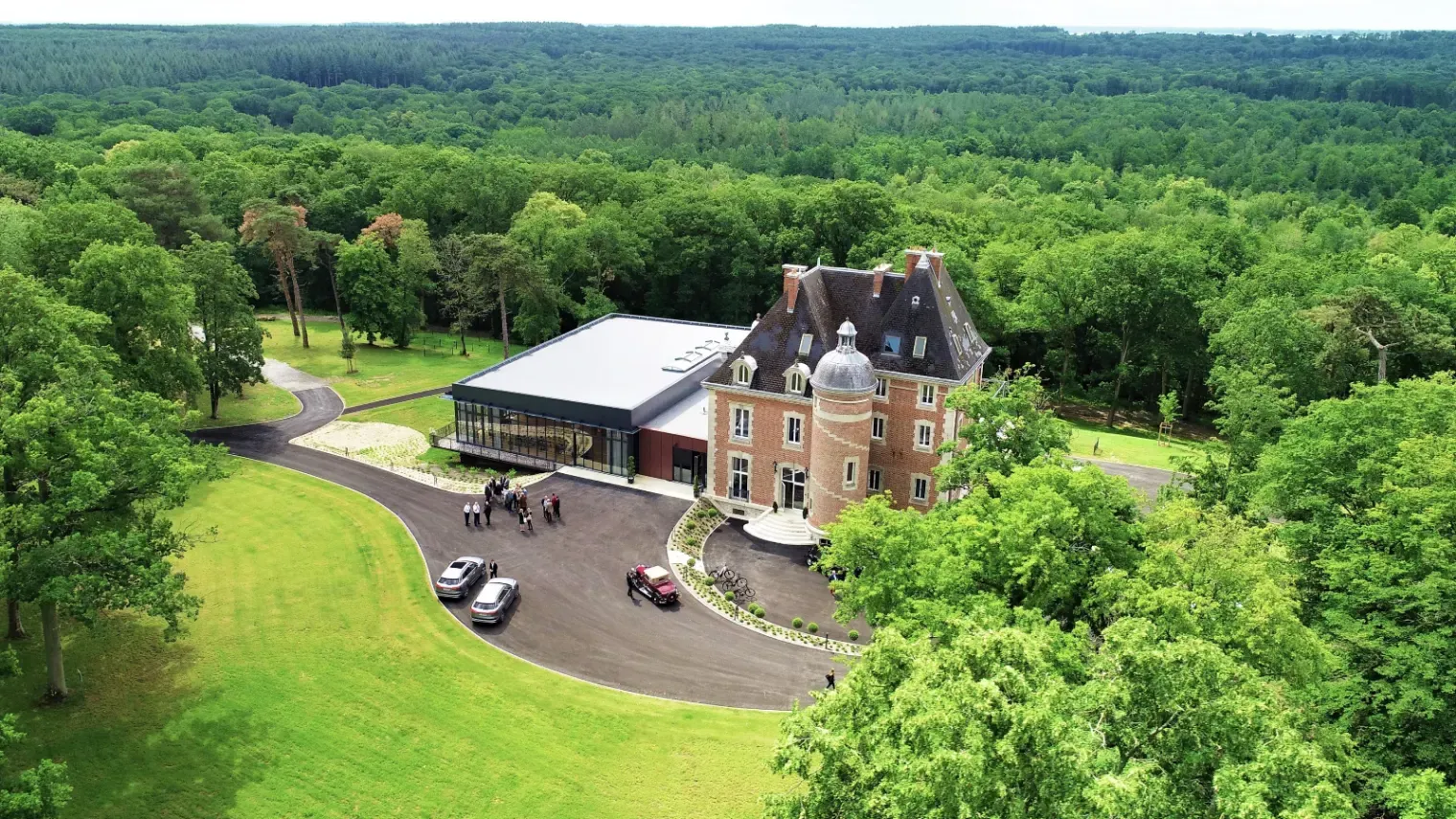 A small, fully-equipped green setting for your events!