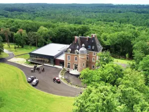 A small, fully-equipped green setting for your events!