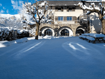 Gîte with large communal areas and 10 rooms in Hautes-Aples