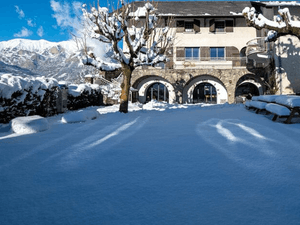 Gîte with large communal areas and 10 rooms in Hautes-Aples