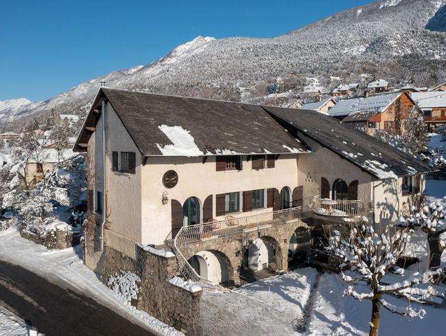 Gîte with large communal areas and 10 rooms in Hautes-Aples