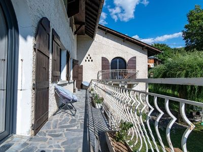 Gîte with large communal areas and 10 rooms in Hautes-Aples