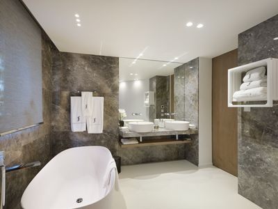 Elegant 2-Bedroom Cannes Flat with Sea & Palais Views