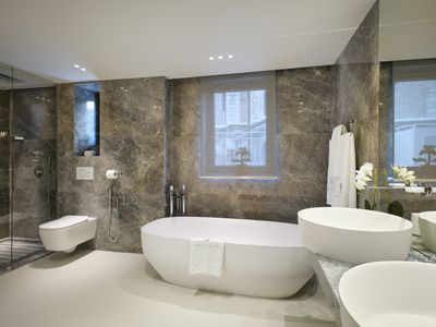 Elegant 2-Bedroom Cannes Flat with Sea & Palais Views