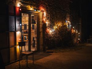 Unusual tavern with show decors