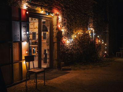 Unusual tavern with show decors