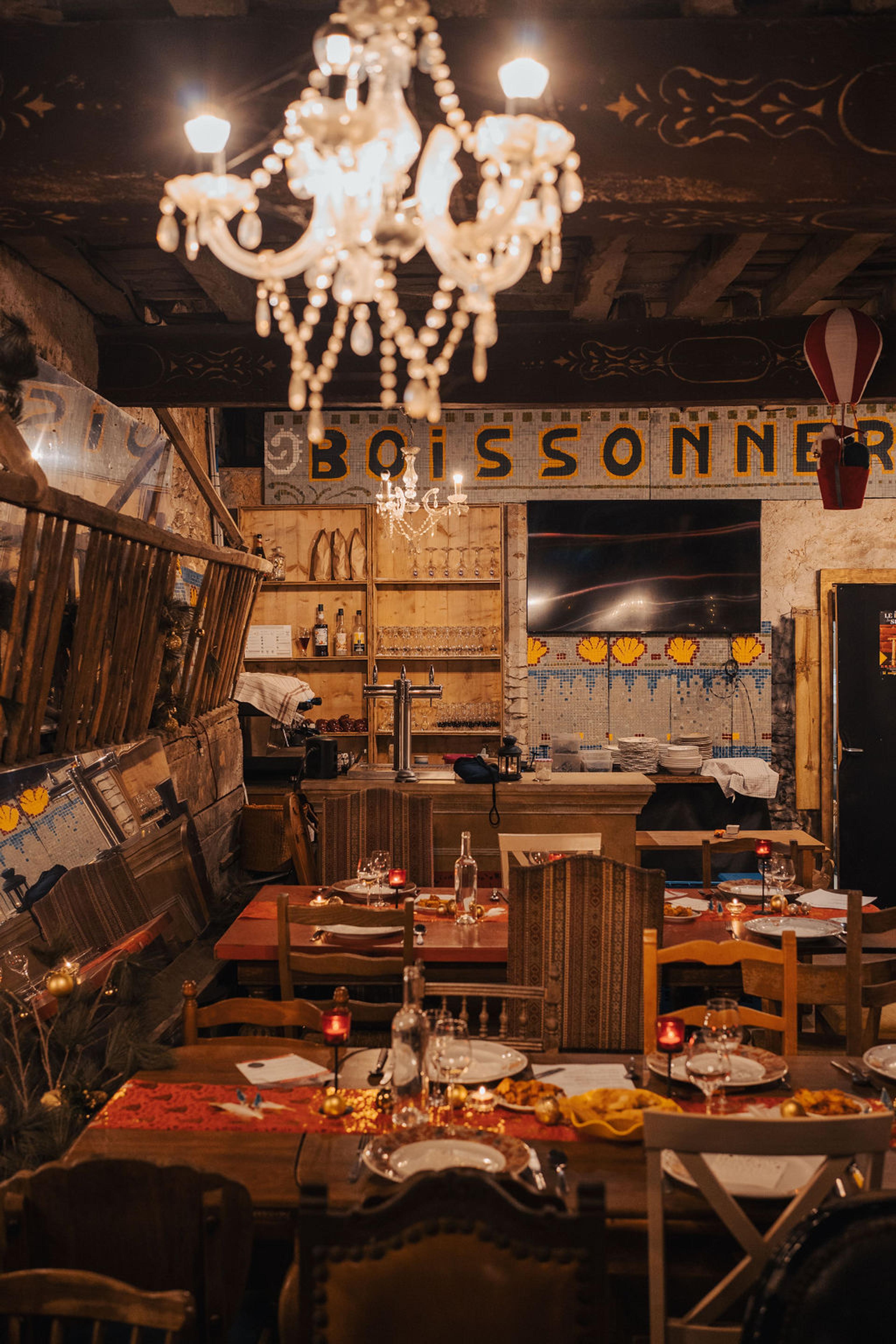 Unusual tavern with show decors